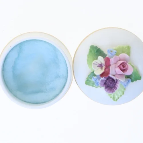 Dekorativ porcelænsæske med blomsterlåg (str. 5 cm)