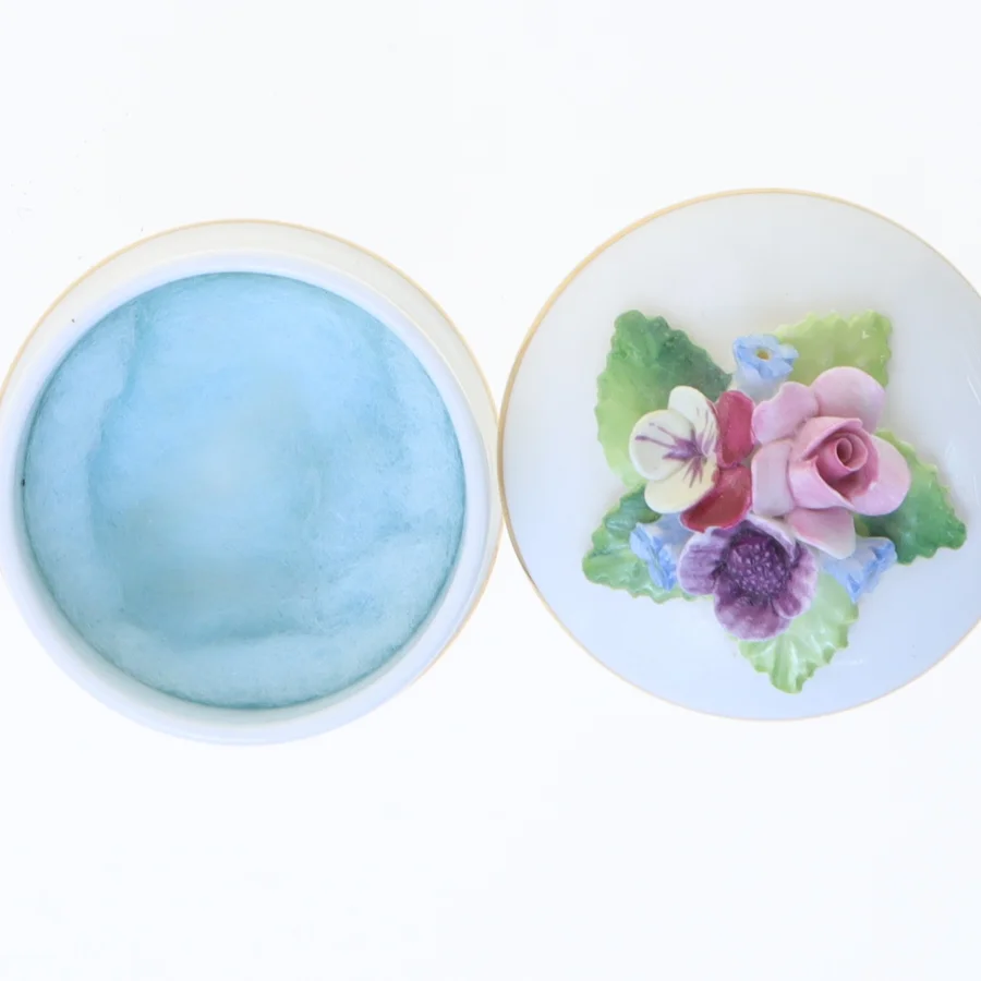 Dekorativ porcelænsæske med blomsterlåg (str. 5 cm)