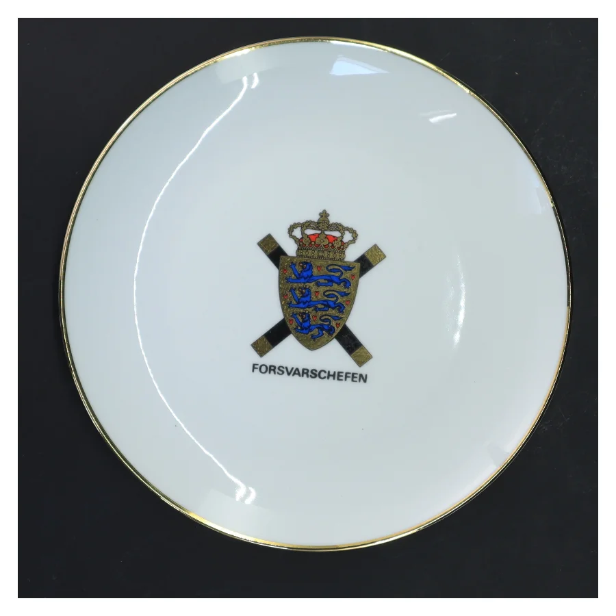Porcelænstallerken med våbenskjold fra Søholm (str. Ø 20 cm)