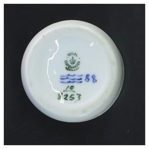 Royal Copenhagen porcelænskop med blå blomst motiv(str. Ø 6,5 cm længde 7 cm) fra Royal Copenhagen (str. Ø 6,5 cm længde 7 cm)