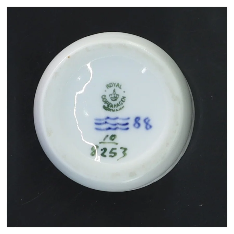 Royal Copenhagen porcelænskop med blå blomst motiv(str. Ø 6,5 cm længde 7 cm) fra Royal Copenhagen (str. Ø 6,5 cm længde 7 cm)