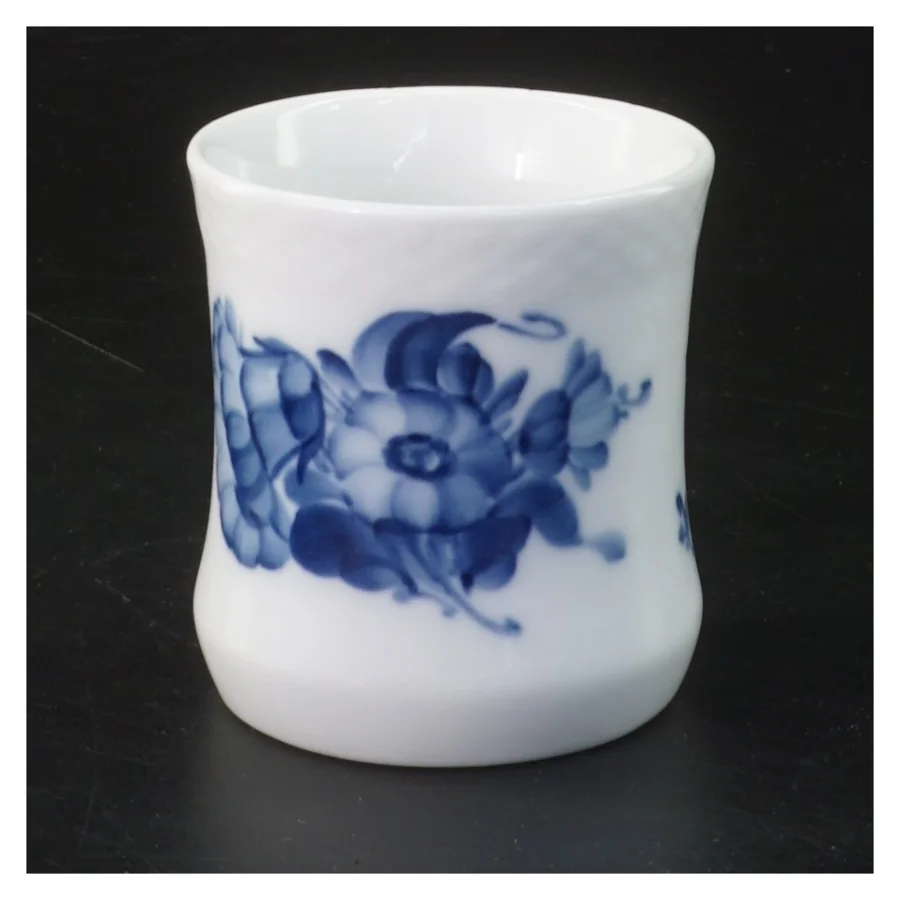 Royal Copenhagen porcelænskop med blå blomst motiv(str. Ø 6,5 cm længde 7 cm) fra Royal Copenhagen (str. Ø 6,5 cm længde 7 cm)
