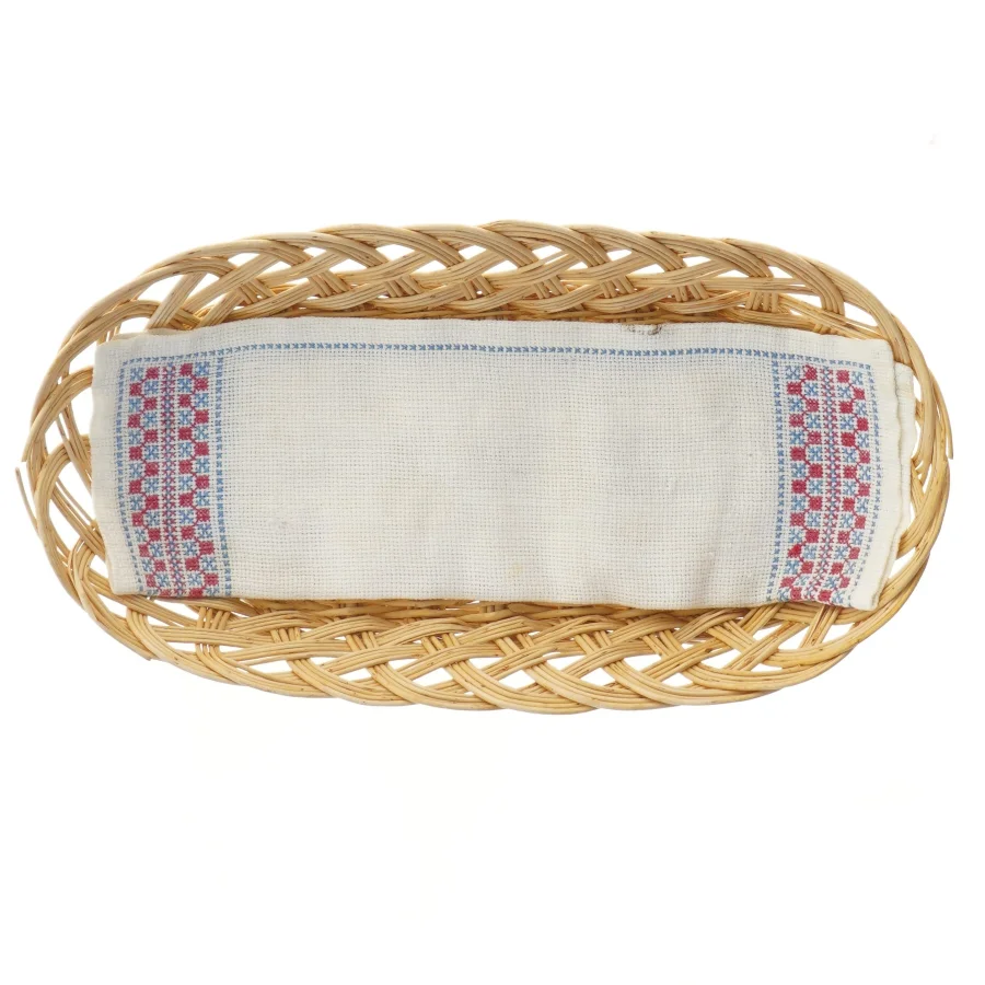 Flettet brødkurv med stof (str. 35x18,5 cm)