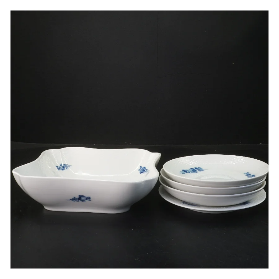 Sæt af Royal Copenhagen skåle med blå blomst motiv(str. 5 stk Ø 16 & 16,5 & 22 cm) fra Royal Copenhagen (str. 5 stk Ø 16 & 16,5 & 22 cm)