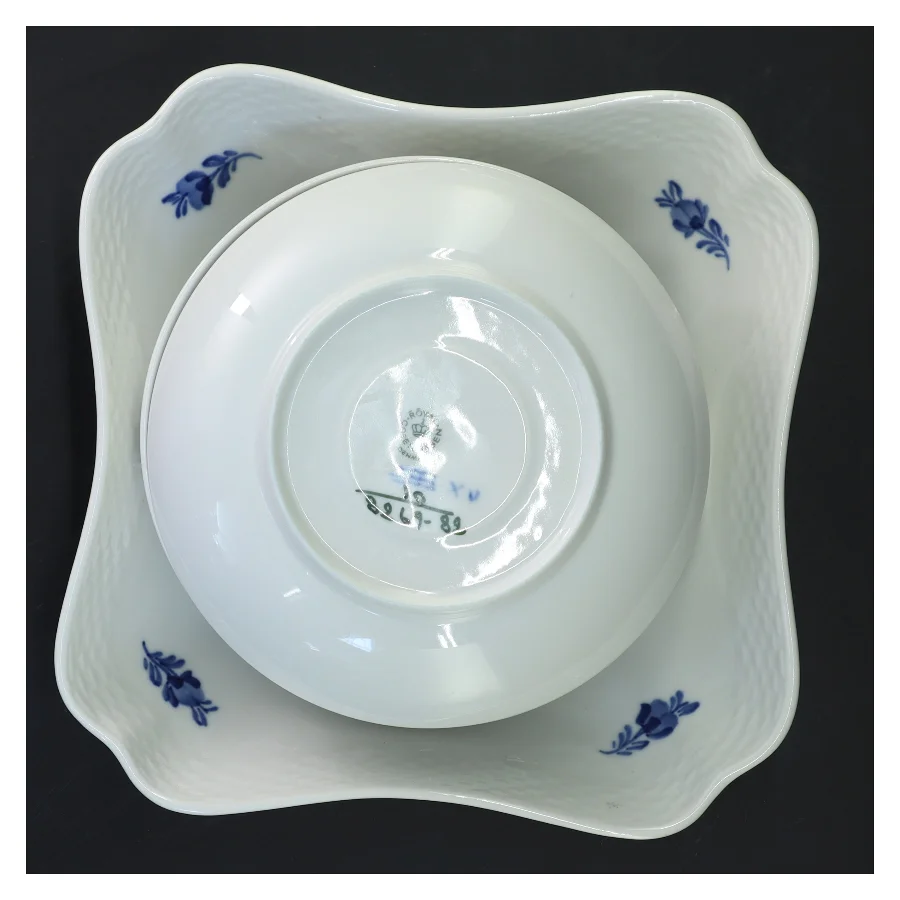 Sæt af Royal Copenhagen skåle med blå blomst motiv(str. 5 stk Ø 16 & 16,5 & 22 cm) fra Royal Copenhagen (str. 5 stk Ø 16 & 16,5 & 22 cm)