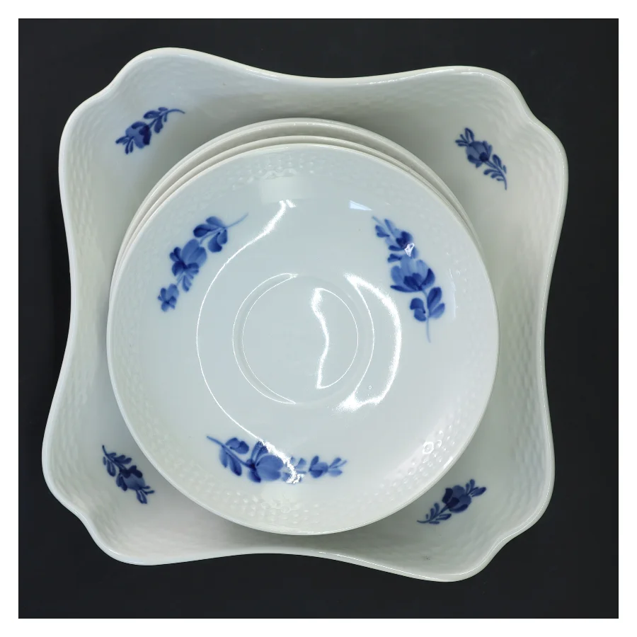 Sæt af Royal Copenhagen skåle med blå blomst motiv(str. 5 stk Ø 16 & 16,5 & 22 cm) fra Royal Copenhagen (str. 5 stk Ø 16 & 16,5 & 22 cm)