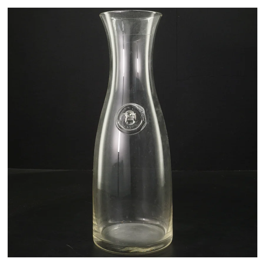 Glaskaraffel med emblem (str. Ø 7,5 cm længde 27,5 cm)