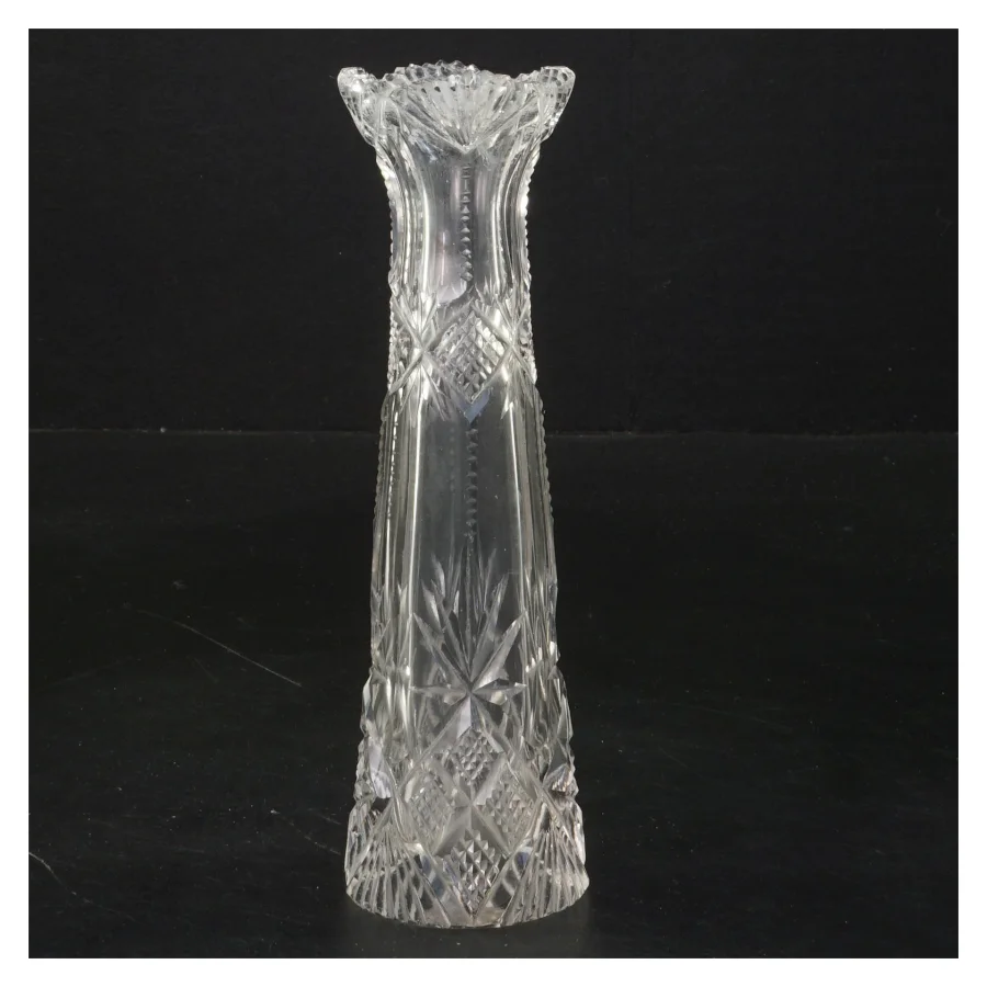 Glasvase med indgraveret mønster (str. 17 cm)