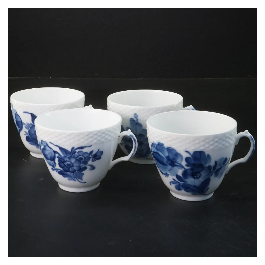 Porcelænskopper med blå blomst motiv fra Royal Copenhagen (str. 4 stk Ø 8,5 cm længde 7 cm)