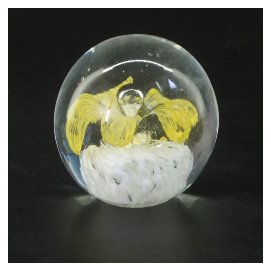 Glaspapirvægt med indbygget blomstermotiv (str. 7 cm)