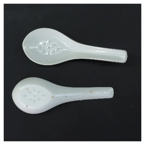 Hvide serveringsskeer med mønster (str. 4 stk 14,5 cm)