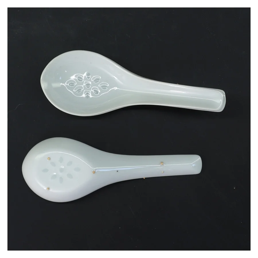 Hvide serveringsskeer med mønster (str. 4 stk 14,5 cm)