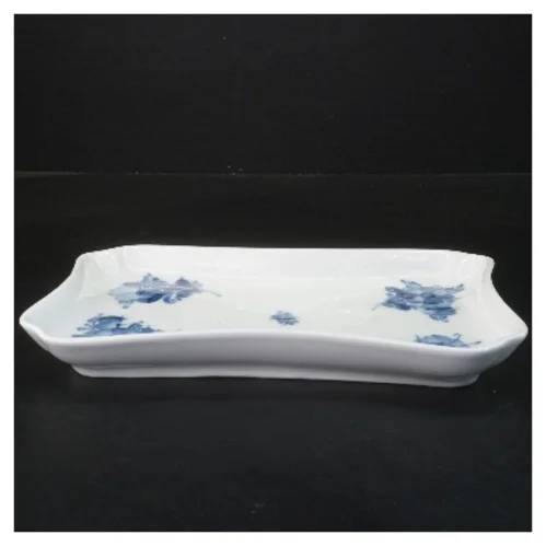 Porcelænsfad med blomsterdesign fra Royal Copenhagen, blå blomst (str. 25x17,5 cm)