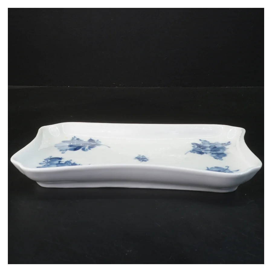 Porcelænsfad med blomsterdesign fra Royal Copenhagen, blå blomst (str. 25x17,5 cm)