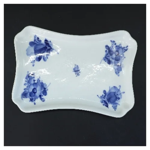 Porcelænsfad med blomsterdesign fra Royal Copenhagen, blå blomst (str. 25x17,5 cm)