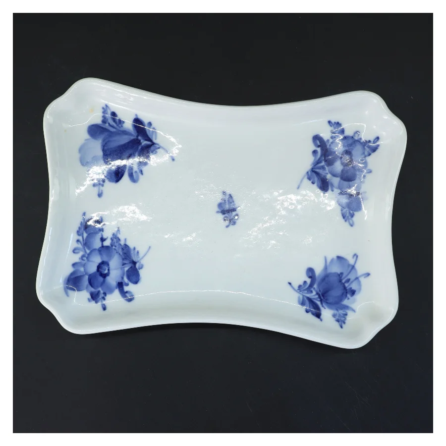 Porcelænsfad med blomsterdesign fra Royal Copenhagen, blå blomst (str. 25x17,5 cm)