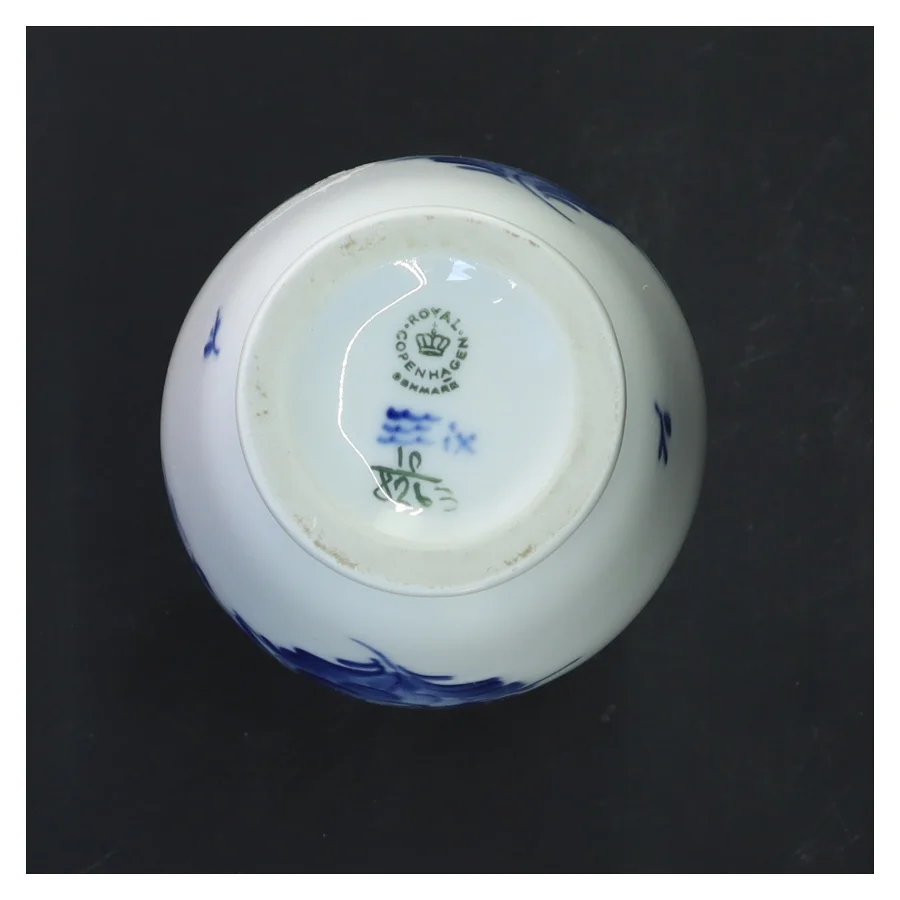 Blå blomst porcelæns vase fra Royal Copenhagen (str. Ø 7 cm længde 18 cm)