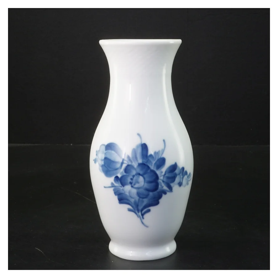 Blå blomst porcelæns vase fra Royal Copenhagen (str. Ø 7 cm længde 18 cm)