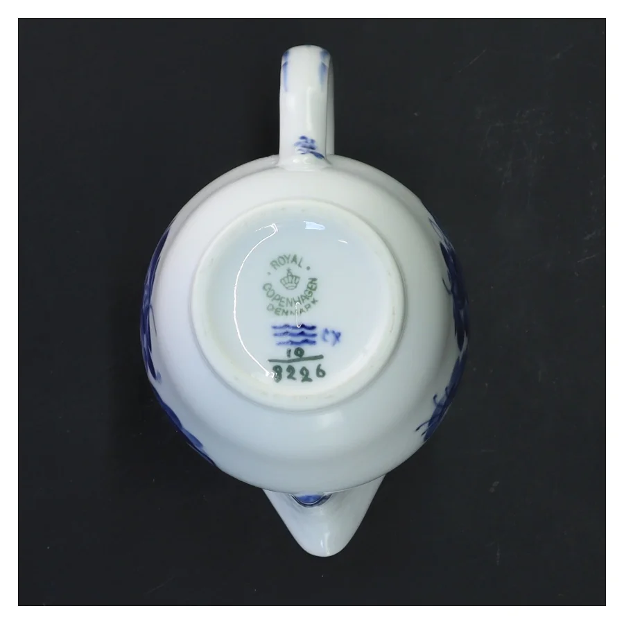 Kande med blomsterprint fra Royal Copenhagen, med blå blomst motiv (str. 13 cm)