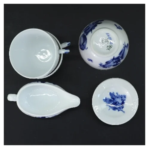 Blå og hvid porcelænssæt fra Royal Copenhagen, med blå blomst motiv (str. Ø 8 cm)