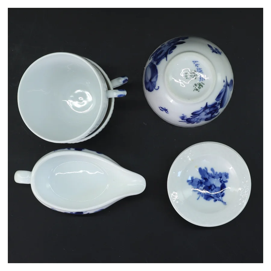 Blå og hvid porcelænssæt fra Royal Copenhagen, med blå blomst motiv (str. Ø 8 cm)