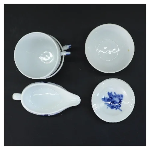 Blå og hvid porcelænssæt fra Royal Copenhagen, med blå blomst motiv (str. Ø 8 cm)