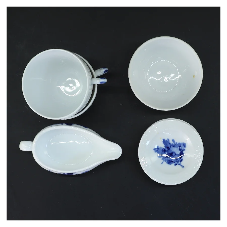 Blå og hvid porcelænssæt fra Royal Copenhagen, med blå blomst motiv (str. Ø 8 cm)