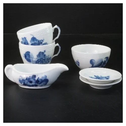 Blå og hvid porcelænssæt fra Royal Copenhagen, med blå blomst motiv (str. Ø 8 cm)