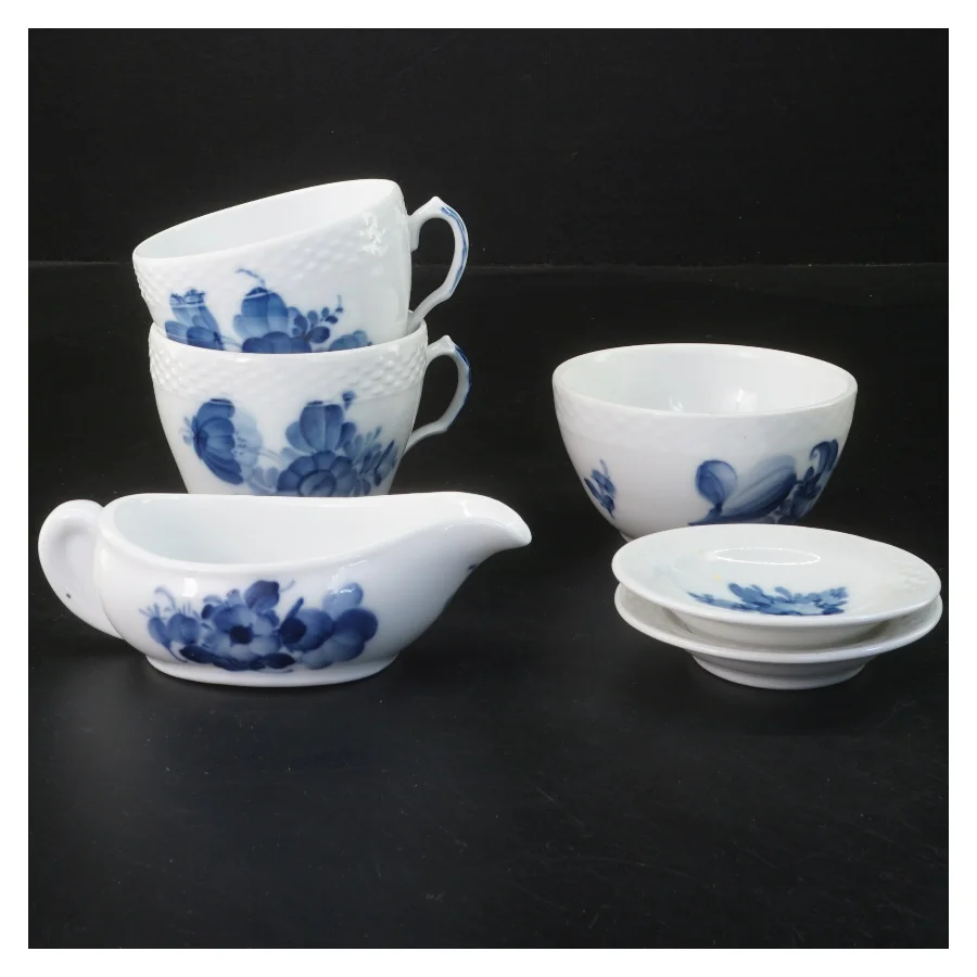 Blå og hvid porcelænssæt fra Royal Copenhagen, med blå blomst motiv (str. Ø 8 cm)