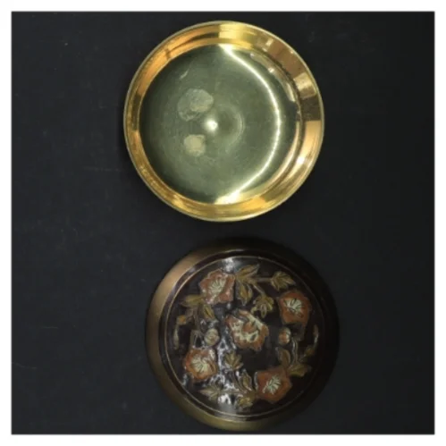 Dekorativ messingæske med låg