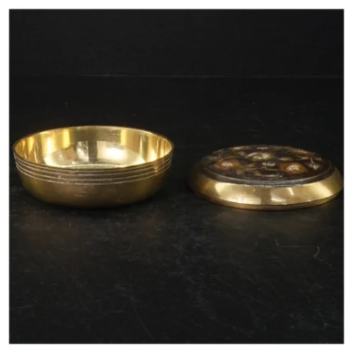 Dekorativ messingæske med låg