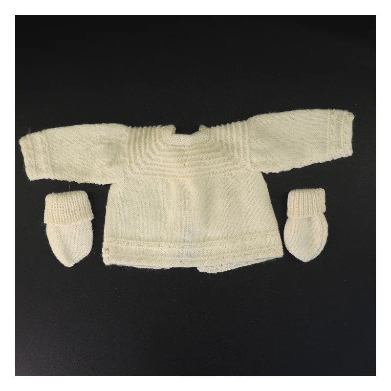 Strikket cardigan med luffer (str. 19 x 16 cm ærme 11 cm)