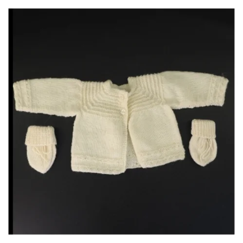 Strikket cardigan med luffer (str. 19 x 16 cm ærme 11 cm)