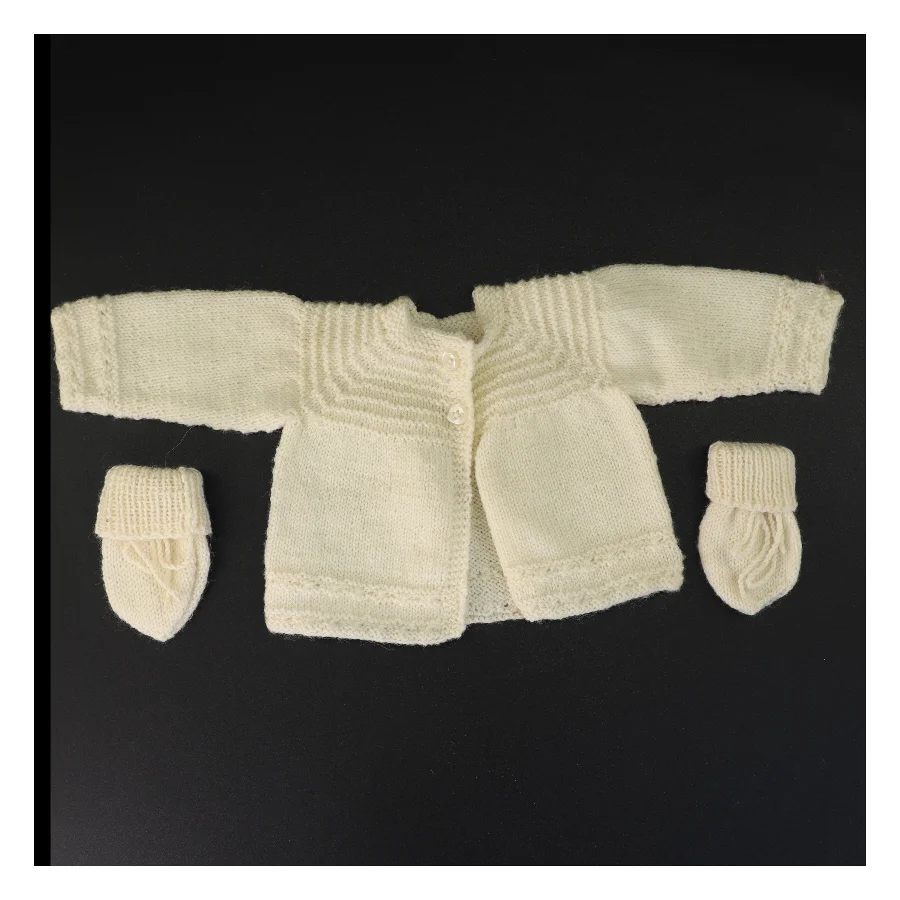 Strikket cardigan med luffer (str. 19 x 16 cm ærme 11 cm)