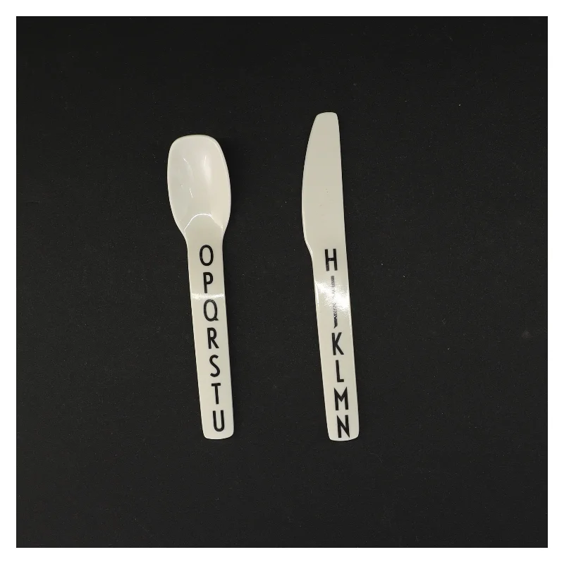 Bogstav bestik fra Design Letters (str. 16 x 3 cm og 17 x 2 cm)