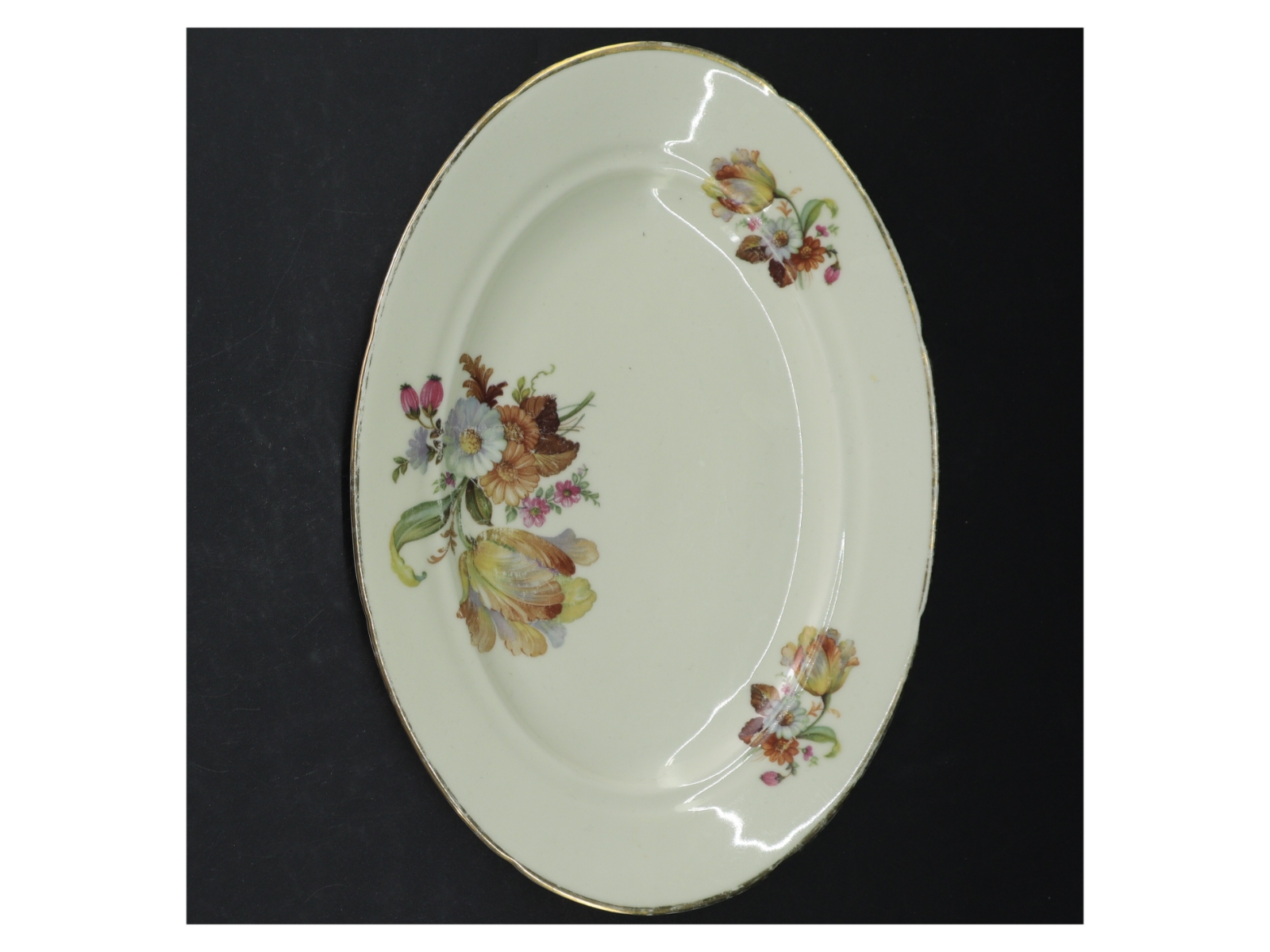 Flot fad med blomsterdekoration (str. 29 cm)