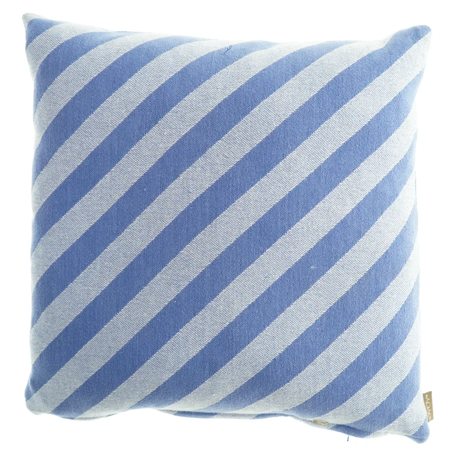 Stribet pude i blå og hvid fra Oyoy (str. 45 x 45 cm)