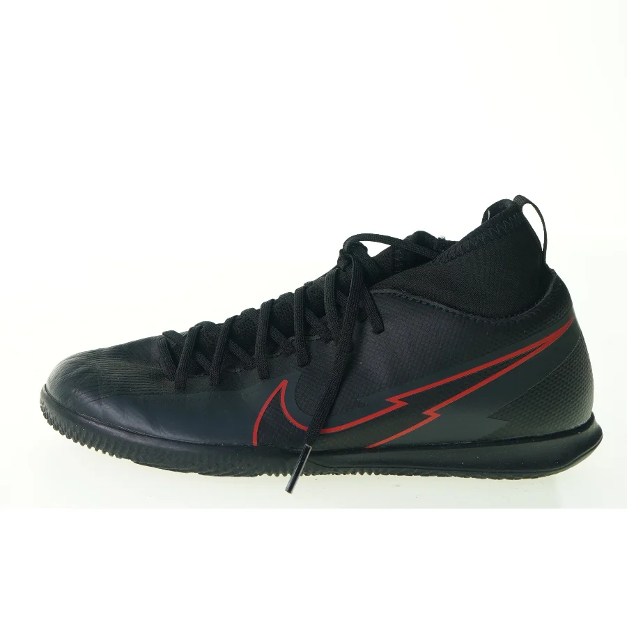 Sko fra Nike (str. 33)