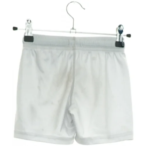 Fodboldshorts fra H&M (str. 104 cm)