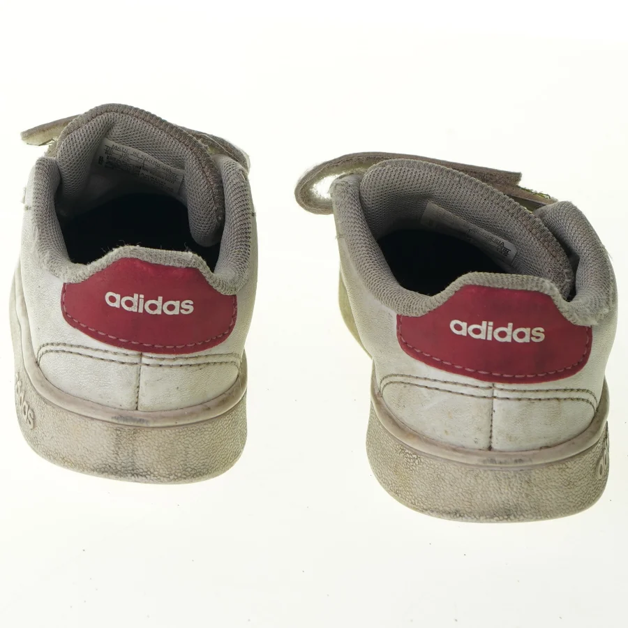 Sko fra Adidans (str. 17 cm)