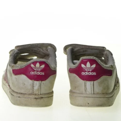 Sko fra Adidas (str. 17 cm)