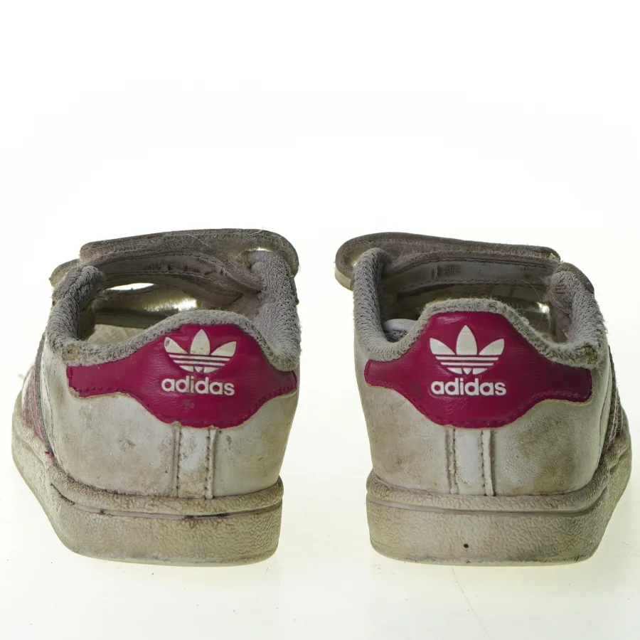Sko fra Adidas (str. 17 cm)