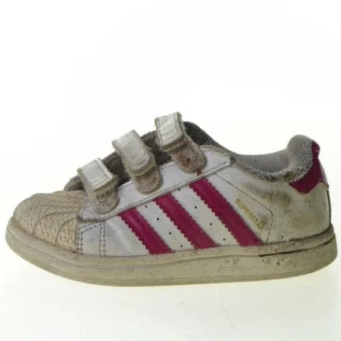 Sko fra Adidas (str. 17 cm)