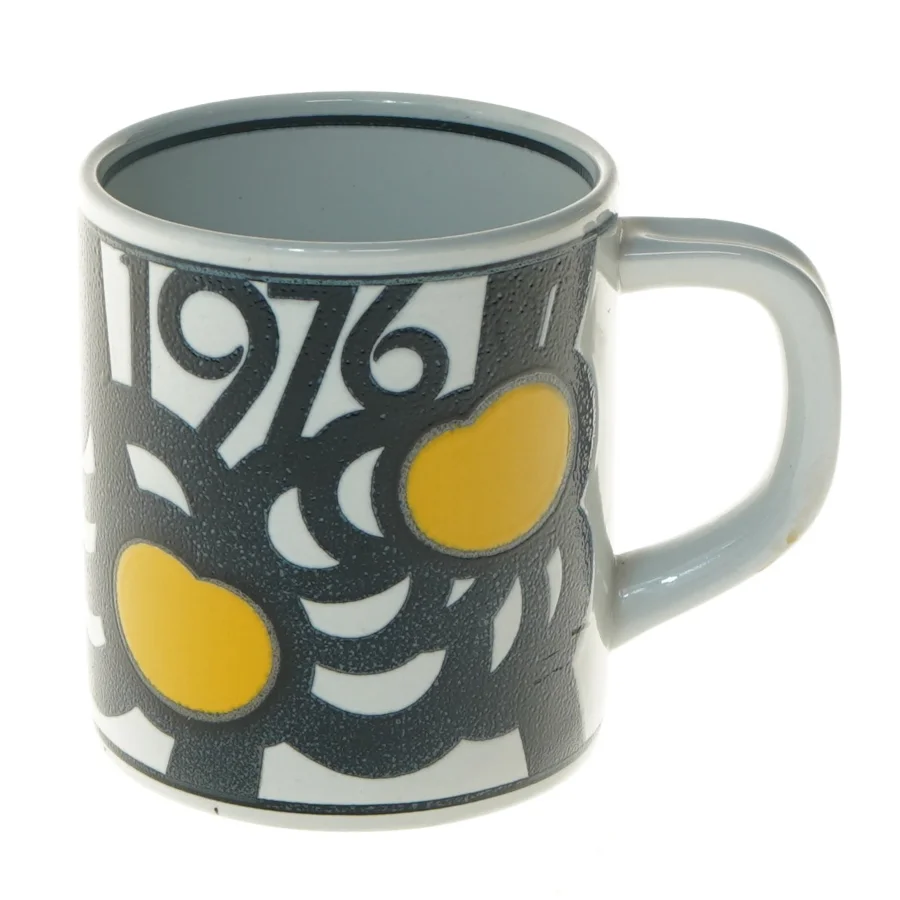 Årskrus med årstal design fra Royal Copenhagen (str. Ø 10,5 cm længde 11,5 cm)
