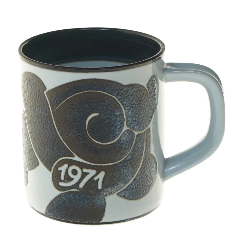 Keramikkop med 1971 mønster fra Royal Copenhagen (str. Ø 10,5 cm længde 11,5 cm, årskrus