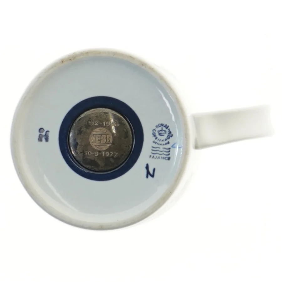 Vintage årskrus fra Royal Copenhagen (str. Ø 10,5 cm længde 11,5 cm)