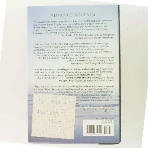 The mindful brain : reflection and attunement in the cultivation of well-being af Daniel J. Siegel (Bog)