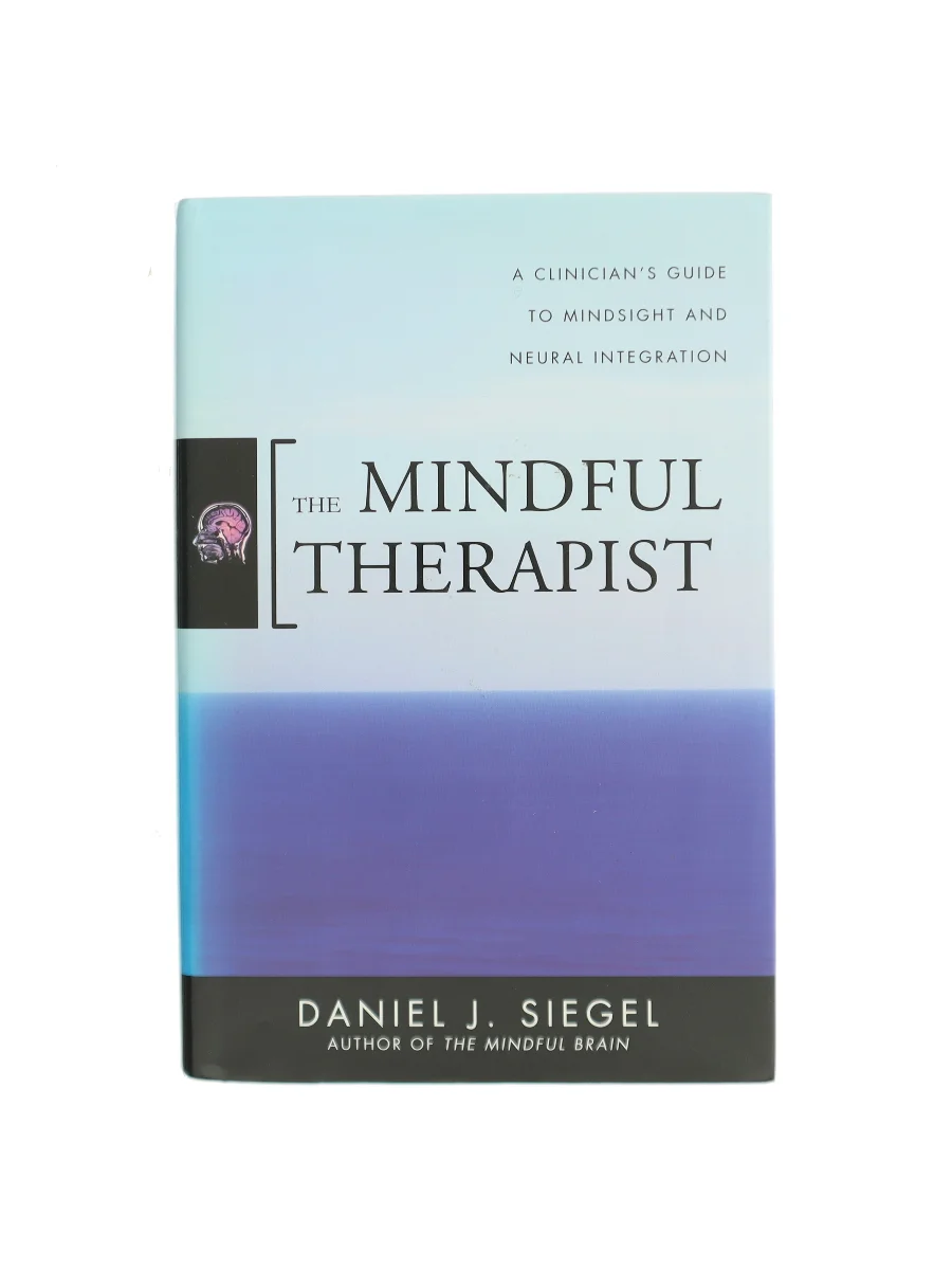 Forsiden af The mindful therapist : a clinician's guide to mindsight and neural integration af Daniel J. Siegel