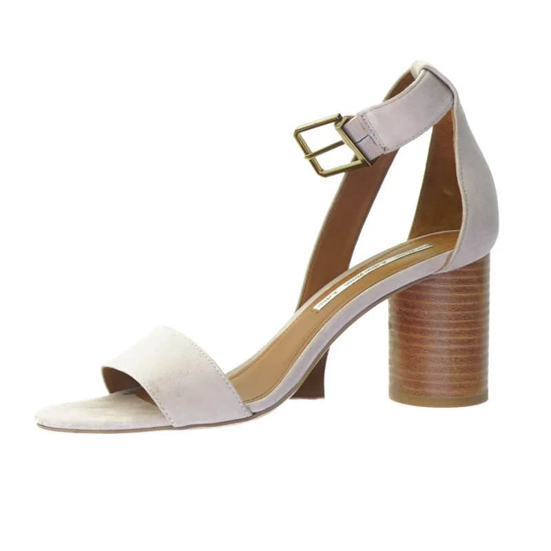 Sko fra And Other Stories (str. 39)