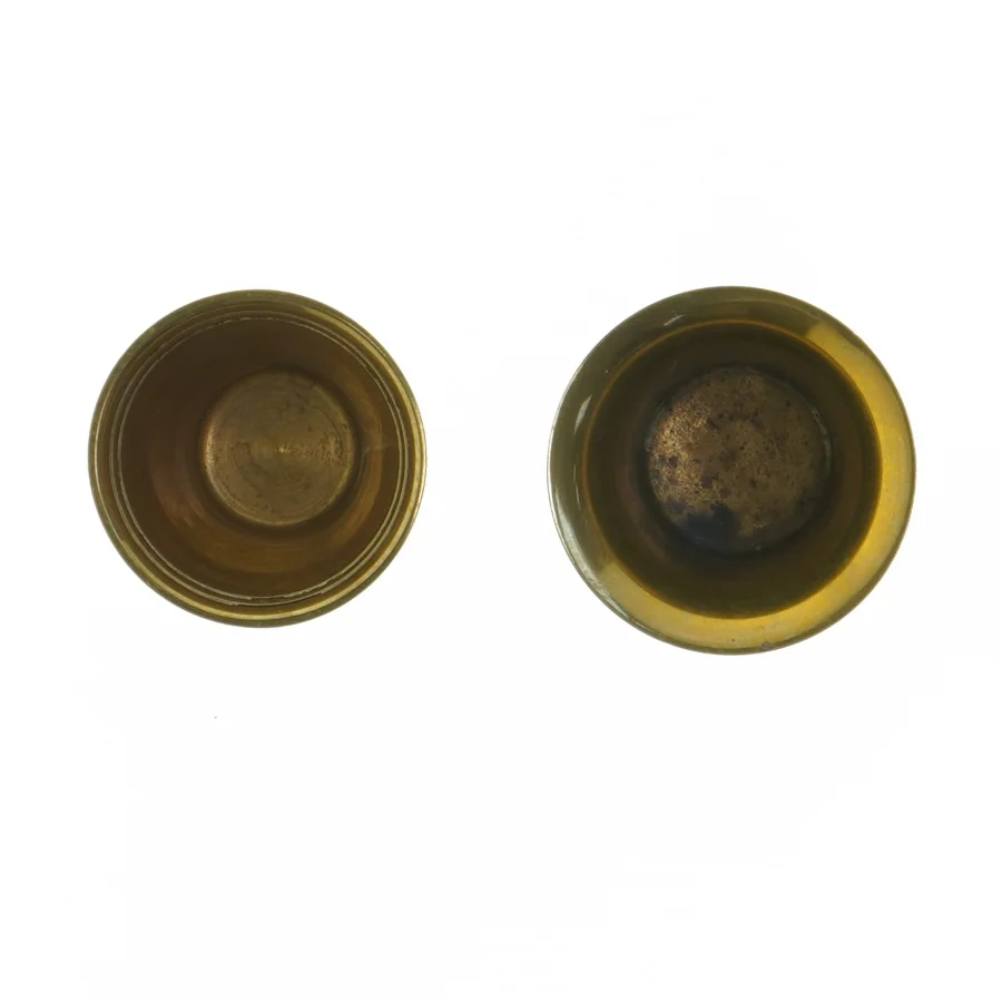 To messingbægre (str. Ø. 6,5 cm. længde. 6 cm)